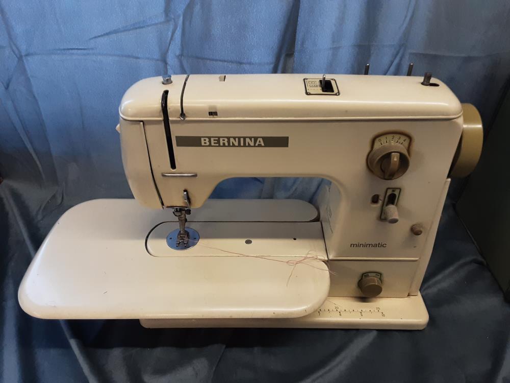 MACHINE A COUDRE BERNINA AVEC ACCESSOIRES