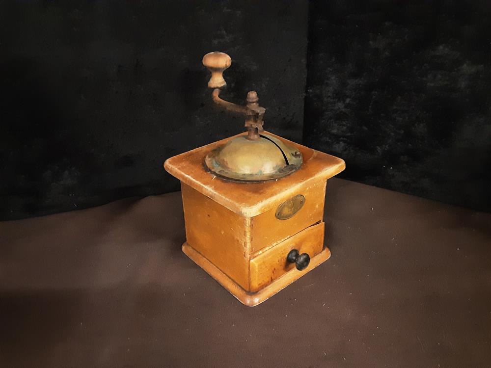 MOULIN A CAFE EN BOIS