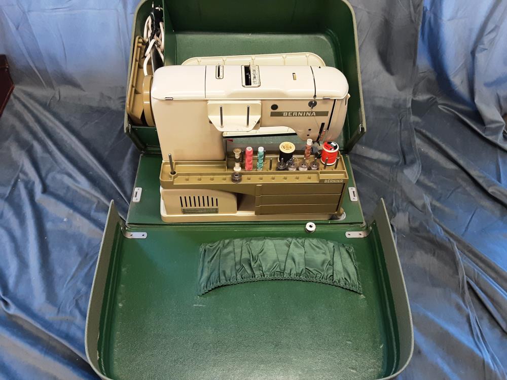 MACHINE A COUDRE BERNINA MALETTE VERTE