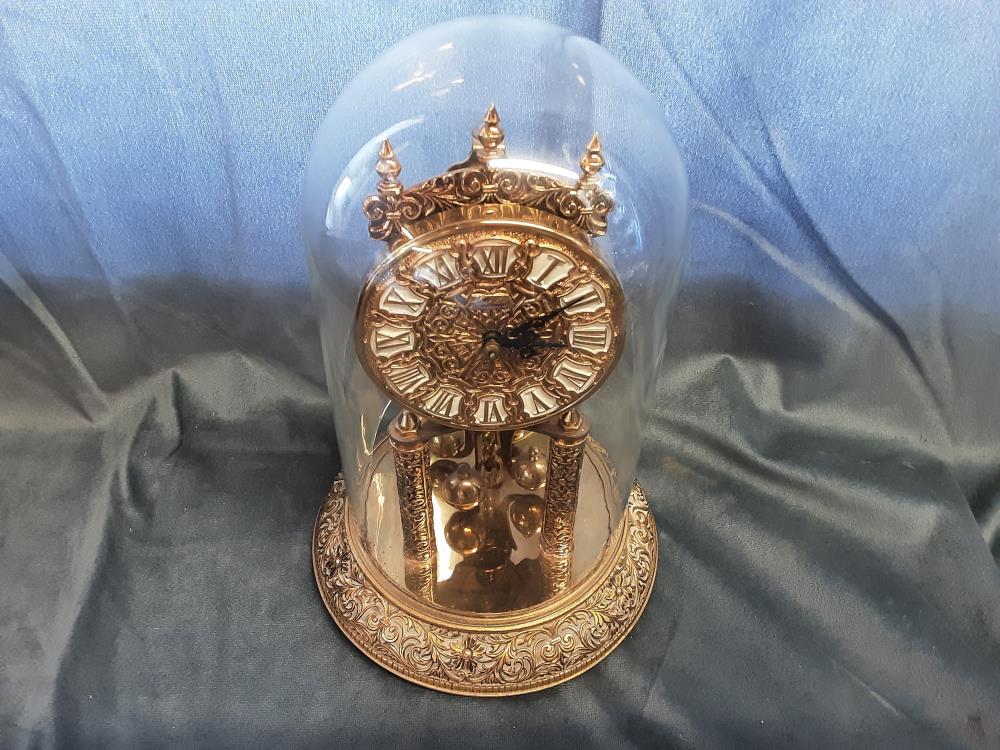 PENDULE DORÉE SOUS CLOCHE  