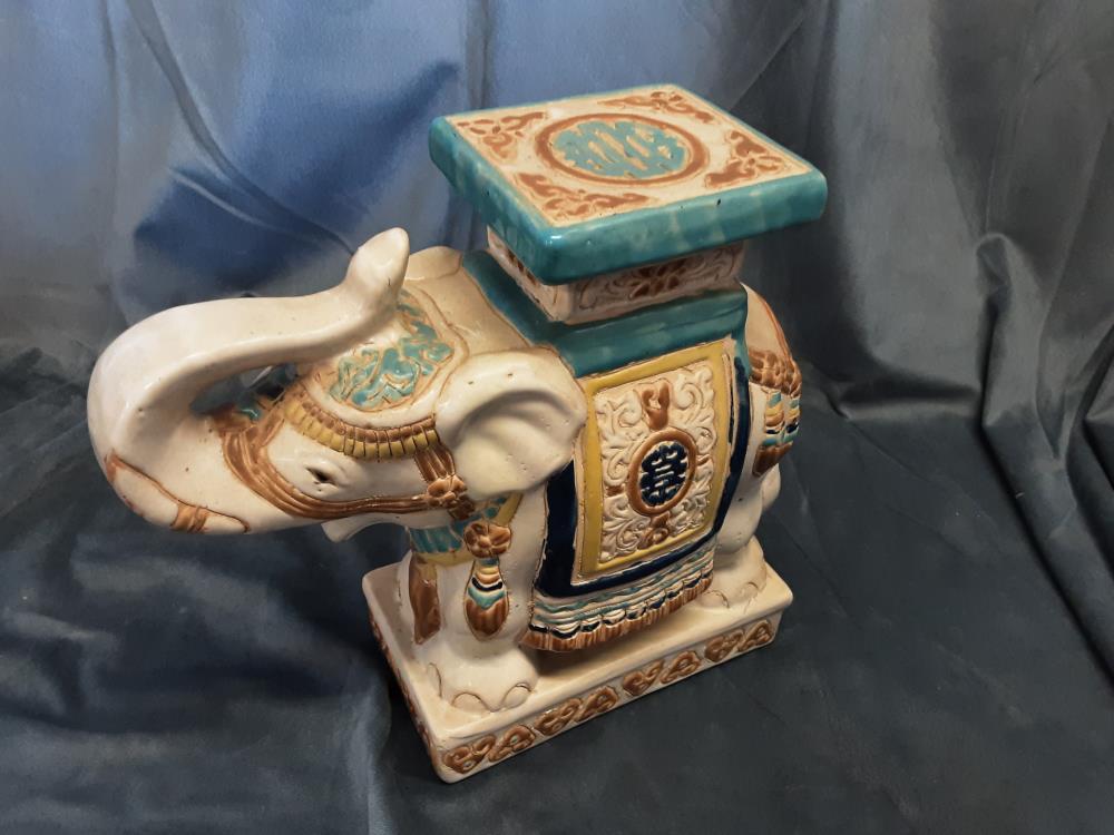 FIGURINE D’ÉLÉPHANT EN CÉRAMIQUE 