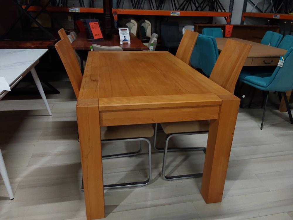 TABLE + 4 CHAISES VENJAKOB