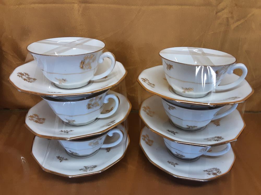 SERVICE A CAFE EN PORCELAINE AVEC DORURE