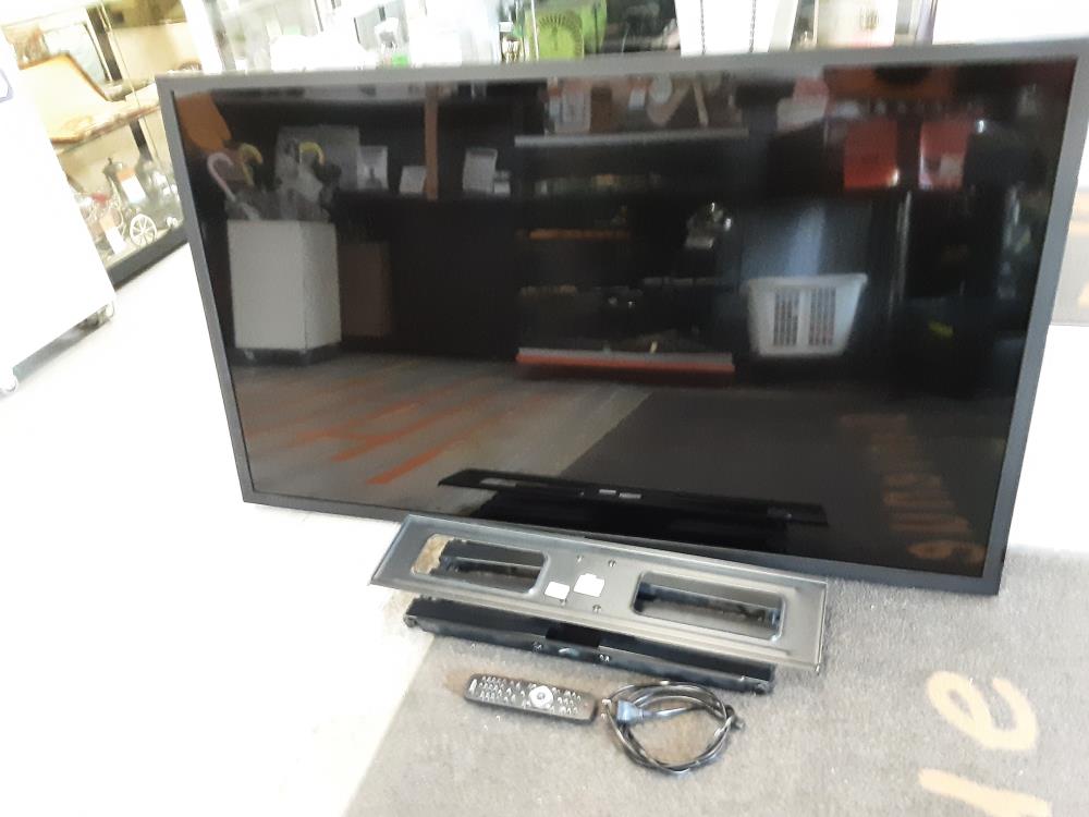 ECRAN ORDINATEUR 140CM AVEC SUPPORT MURAL