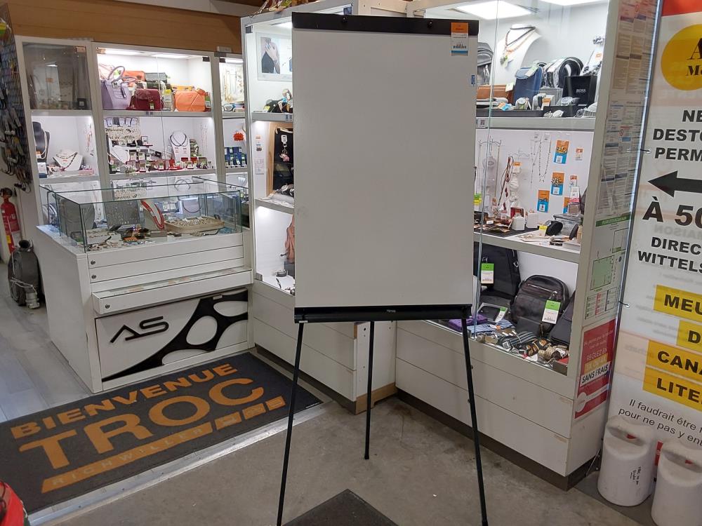 TABLEAU BLANC SUR PIED