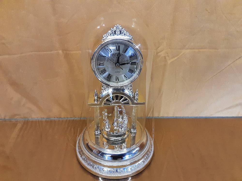 PENDULE A PILE PERSONNAGES DORES SOUS CLOCHE EN VERRE 