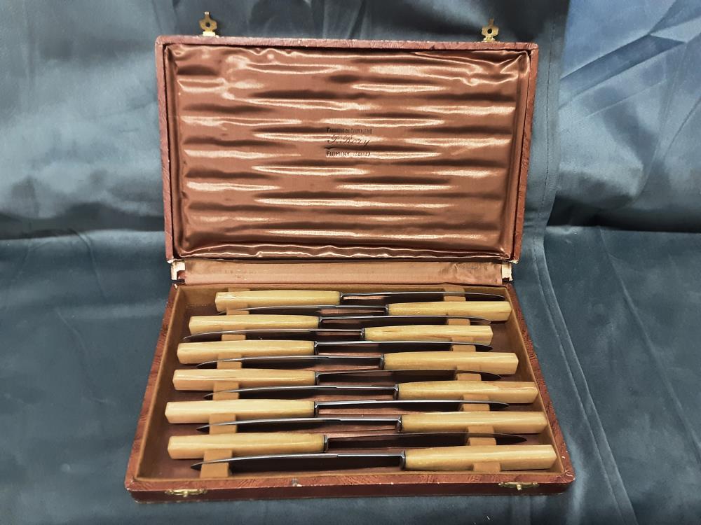 LOT DE 12 COUTEAUX A VIANDES CORNE