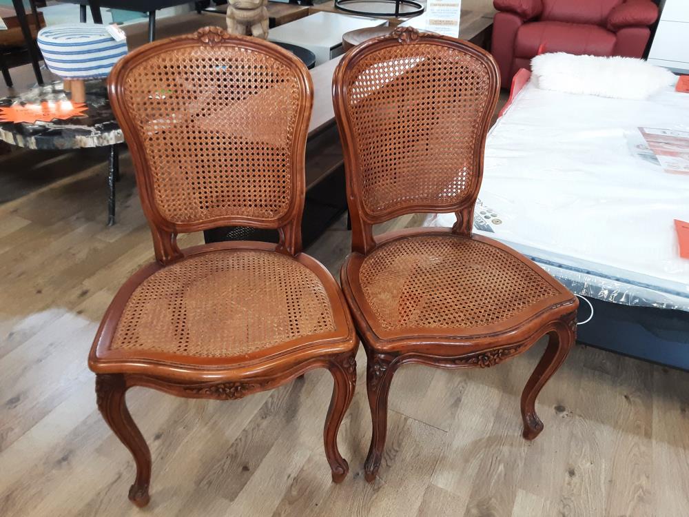 LOT 2 CHAISES MERISIER ASSISES CANNELES