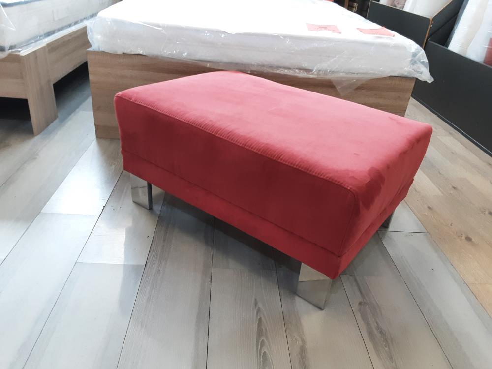 POUF EN TISSU ROUGE PIED METALE