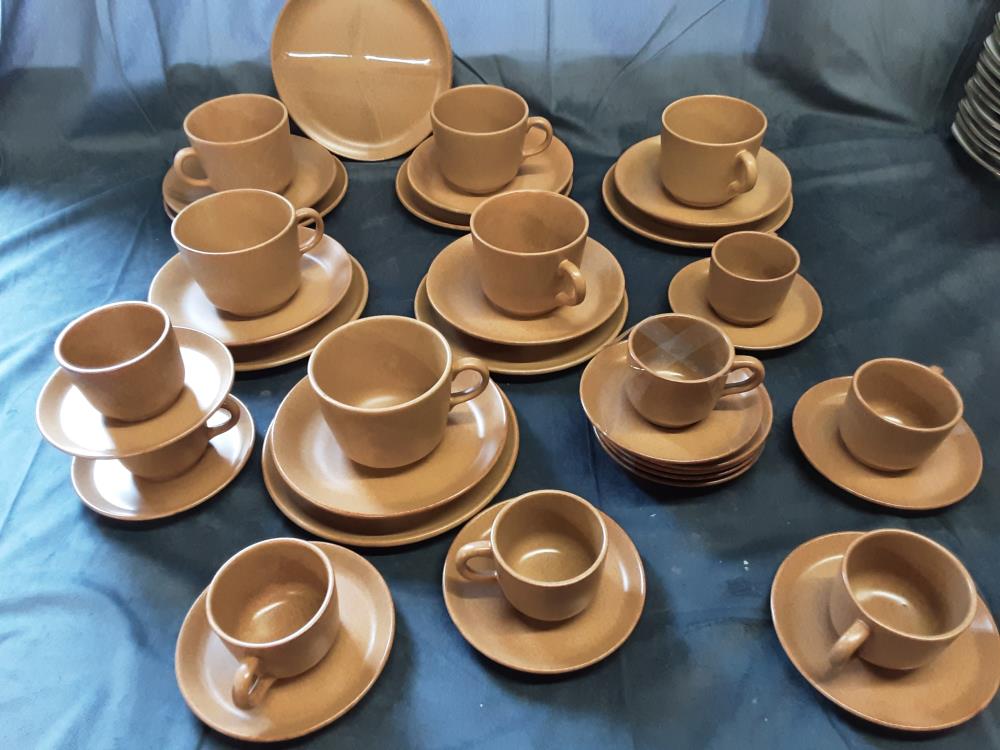 SERVICE A DESSERTS SARREGUEMINES EN GRES 10 ASSIETTES + 6 TASSES A THE +SOUS TASSES + 8 TASSES A CAF