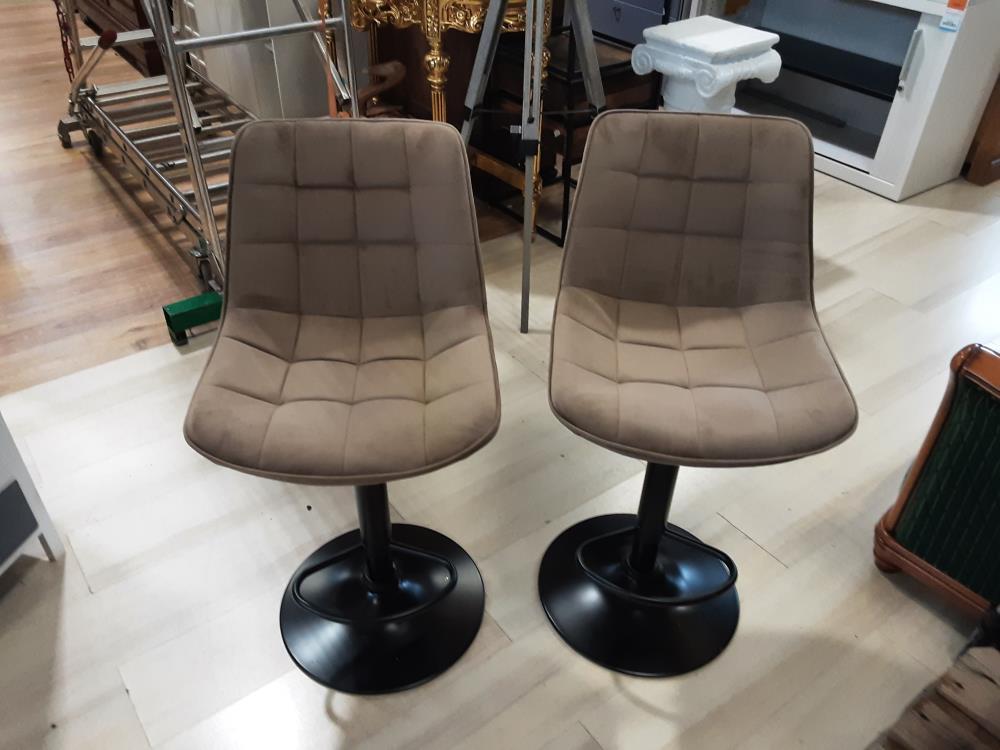 LOT DE 2 TABOURETS RÉGL. EN HAUTEUR BEIGE (1179573/104241) 2ÈME CHOIX