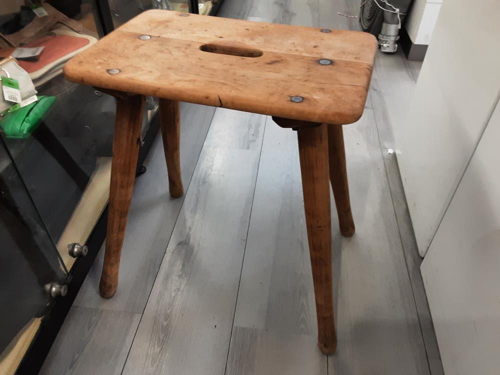 TABOURET BOIS CLAIR