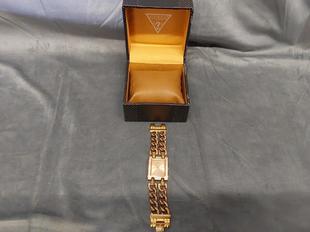 MONTRE GUESS BRACELET CHAINE DOREE