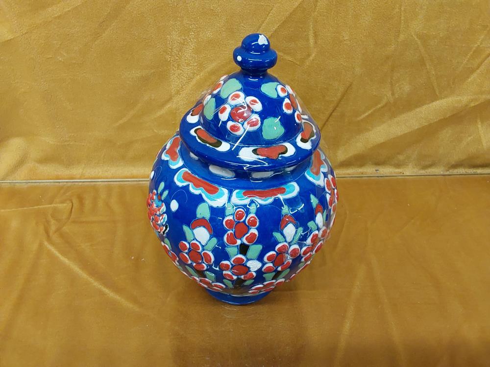 POTICHE EMAILLEE BLEUE FLEURS ROUGES MM