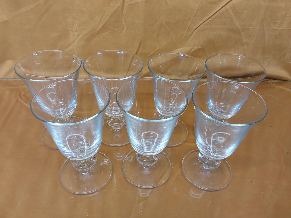 LOT DE 7 VERRES EVASÉS SUR PIED