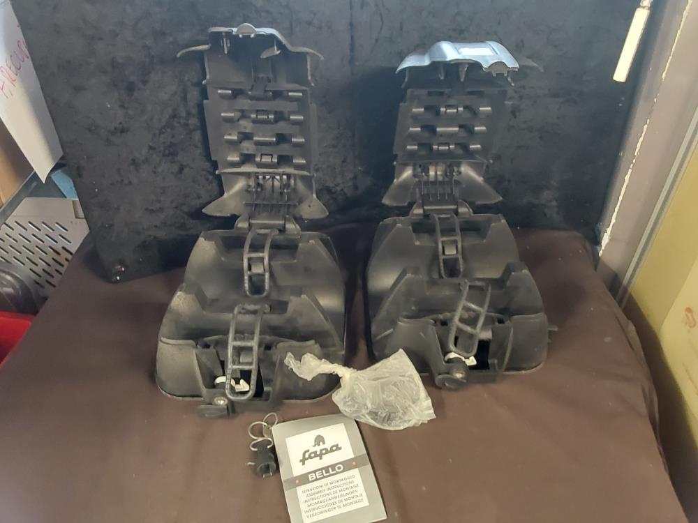 PAIRE D'ATTACHES SKI MAGNETIQUES POUR TOIT DE VOITURE