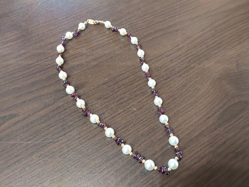 COLLIER PERLES BLANCHES ET BORDEAUX