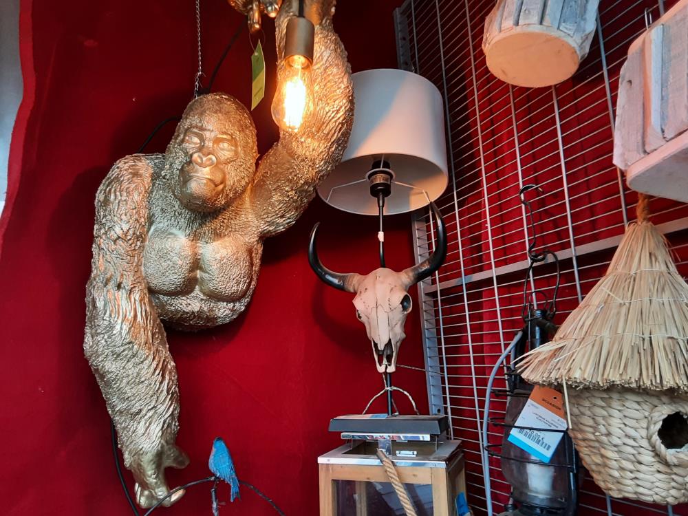 LAMPE MURALE  GORILLE RESINE DOREE TGM HAUT ENVIRONS 90CM