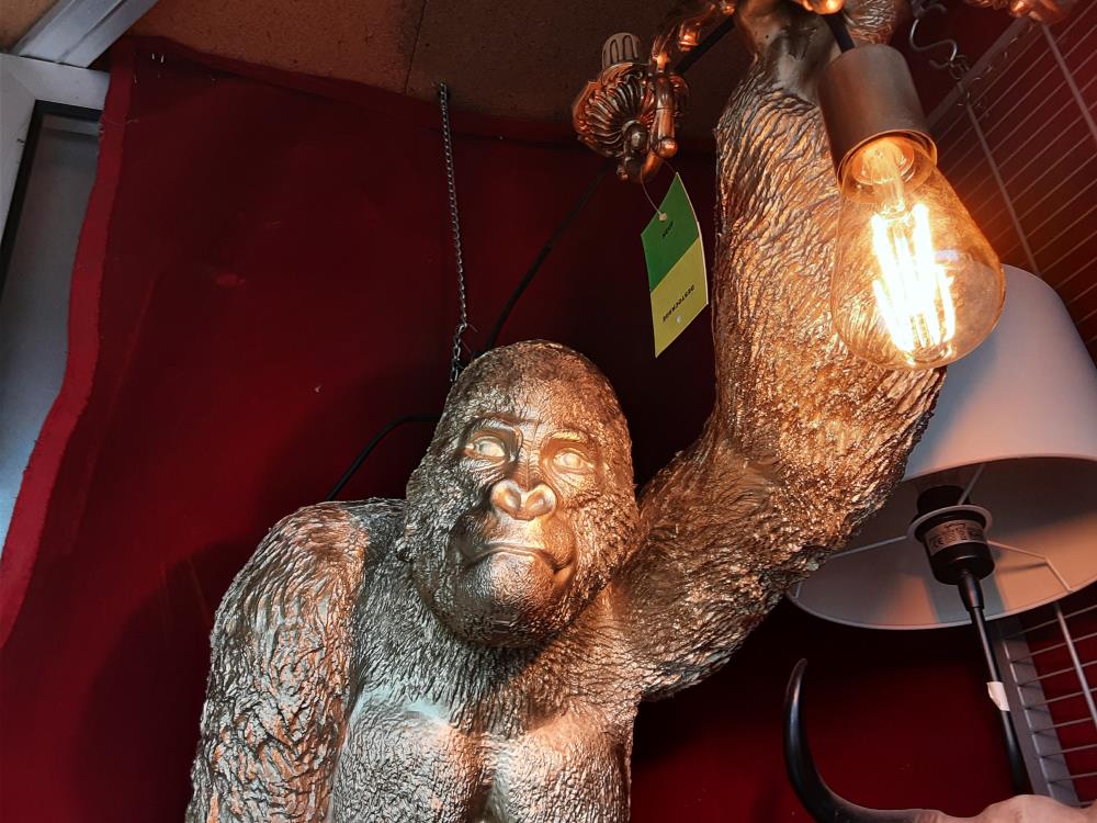 LAMPE MURALE  GORILLE RESINE DOREE TGM HAUT ENVIRONS 90CM