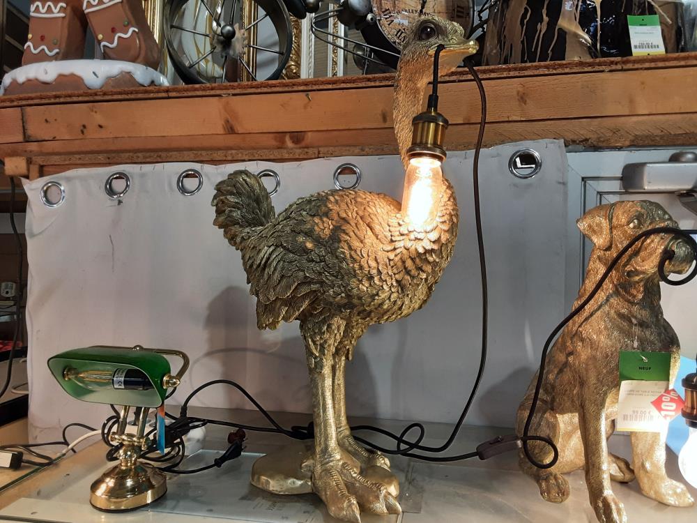 LAMPE AUTRUCHE EN RESINE DOREE