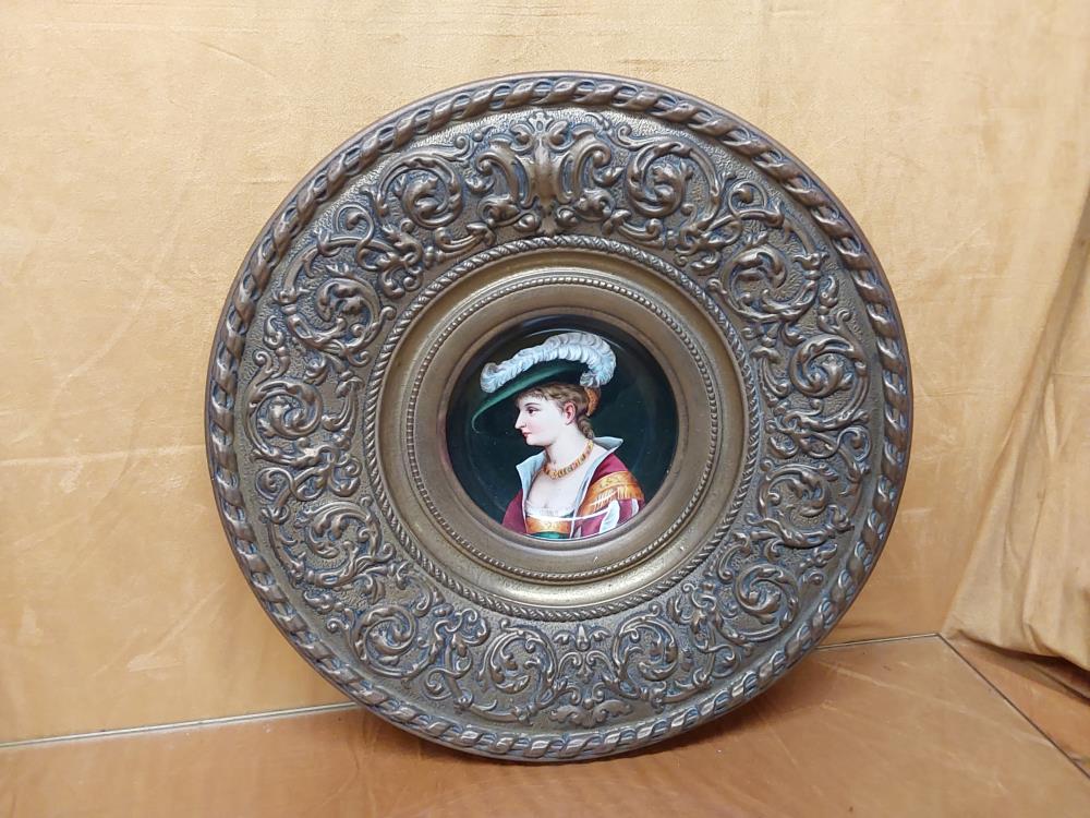 PLAT EN LAITON AVEC ASSIETTE PORCELAINE PEINTE A LA MAIN DIAM.40CM