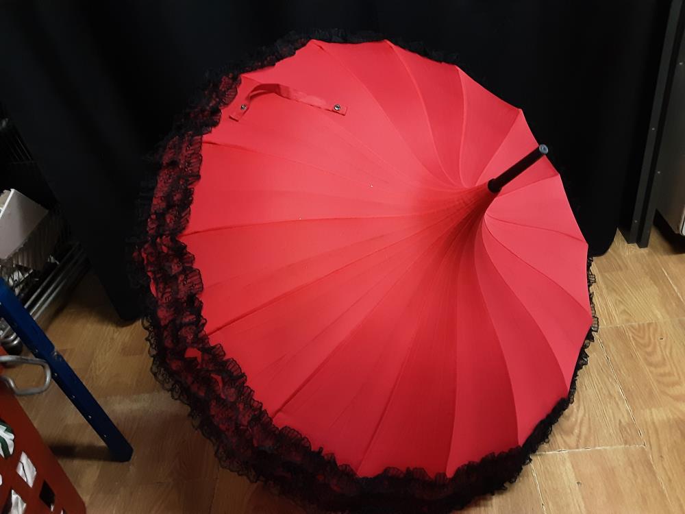 OMBRELLE ROUGE A DENTELLE
