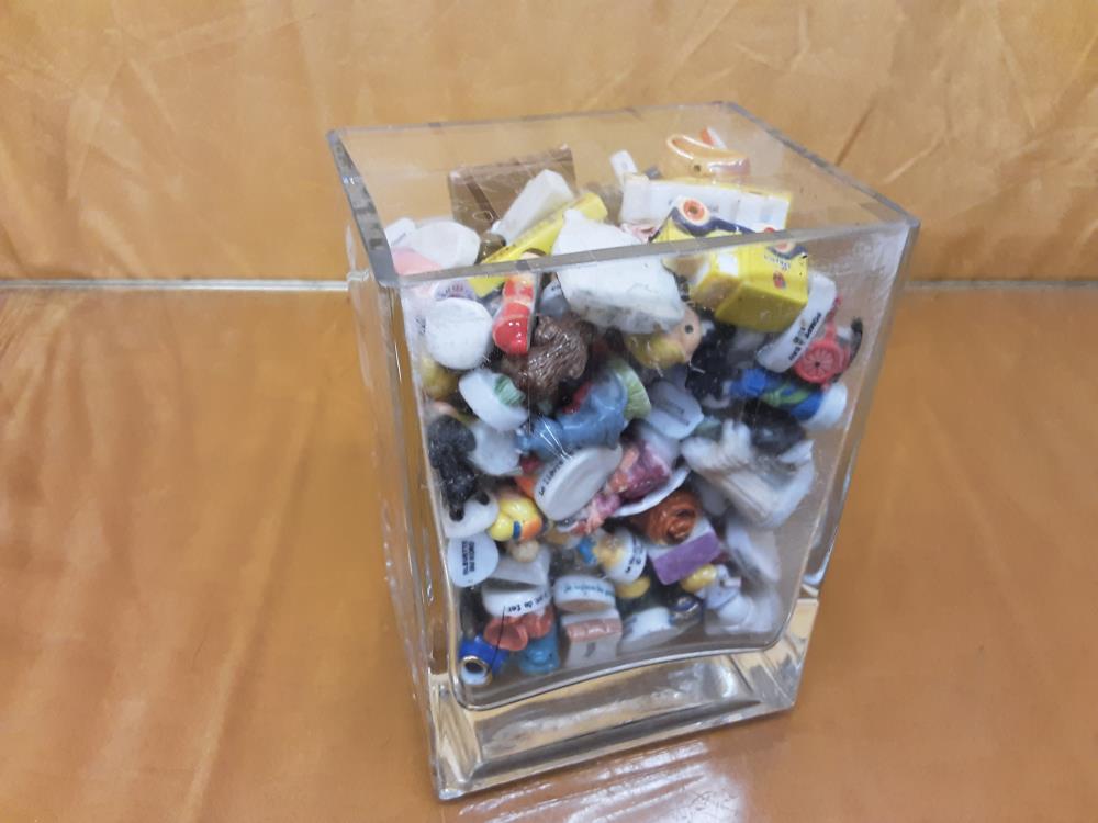 VASE CARRÉ AVEC LOT DE FEVES DIVERS EN PORCELAINE