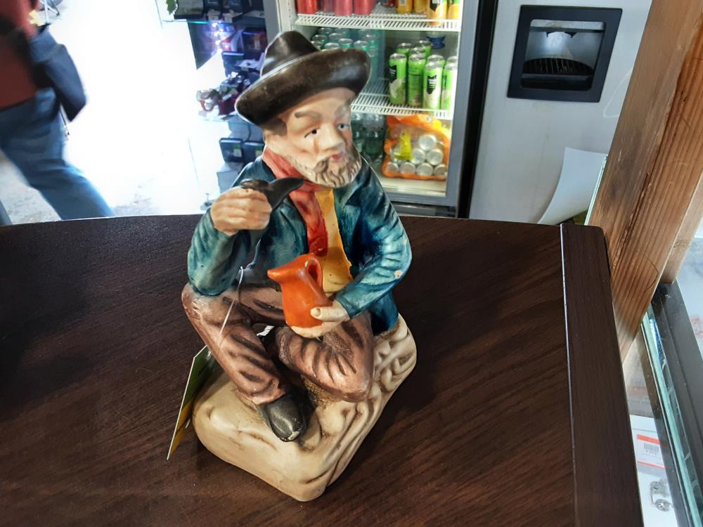 FIGURINE PORCELAINE HOMME A LA PIPE 