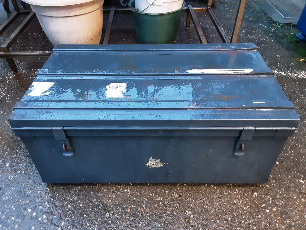 CAISSE EN METAL BLEUE