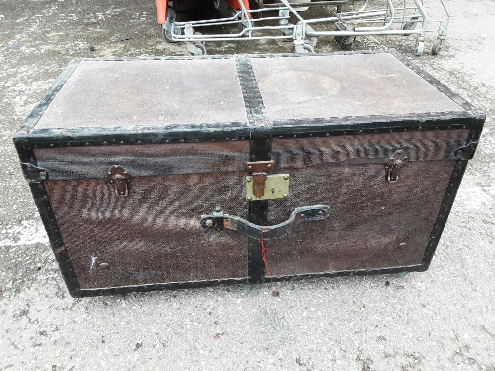 MALLE NOIRE BOIS ET METAL