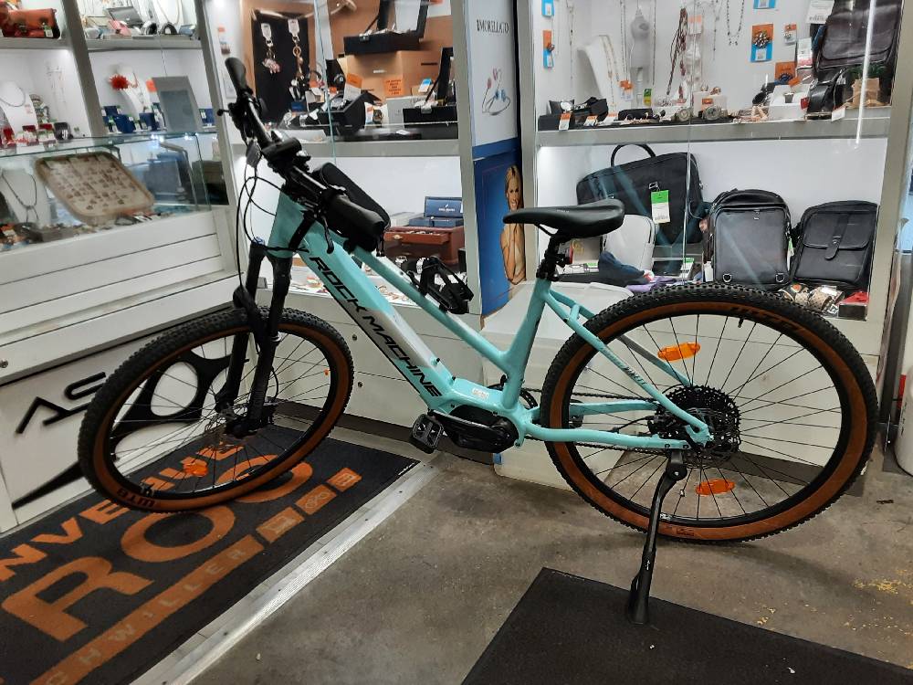 VELO ELECTRIQUE ROCKMACHINE 29 POUCES TAILLE L  TURQUOISE 250W AVEC CHARGEUR PI