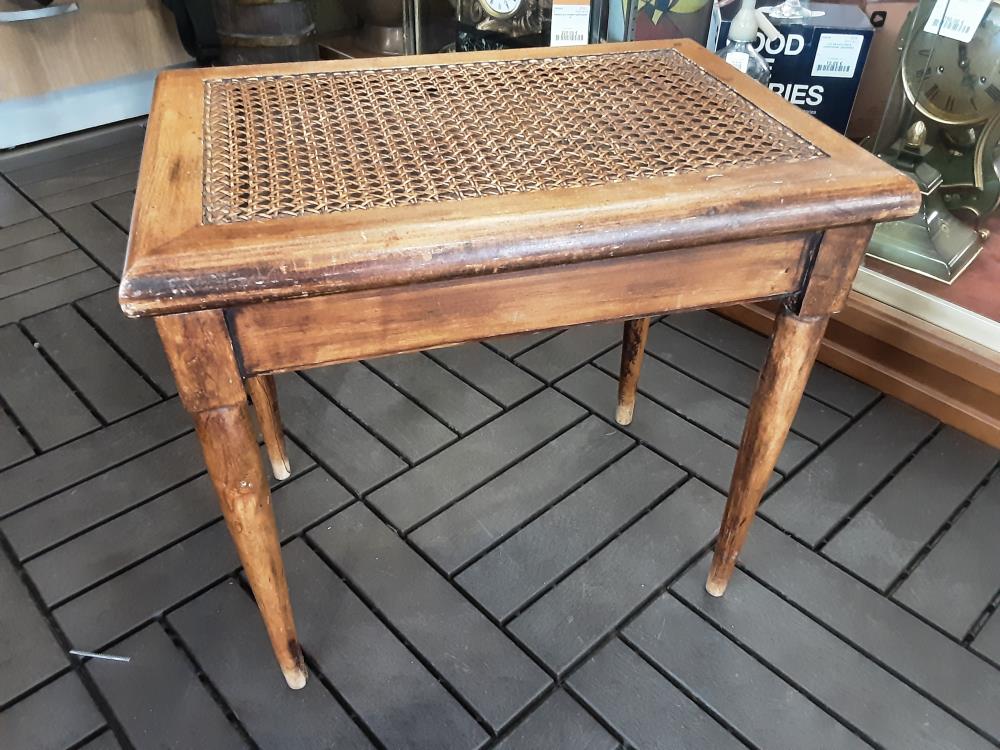 TABOURET PERCÉ EN BOIS ASSISE CANNEE 