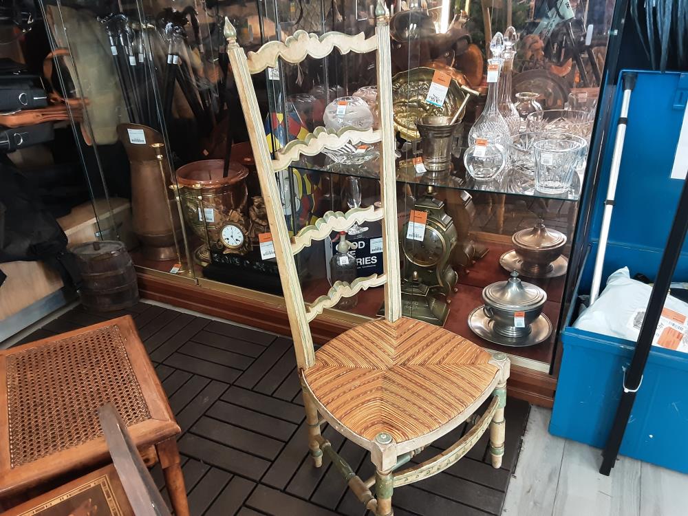 CHAISE ASSISE BASSE DE NOURRICE BEIGE ET VERTE