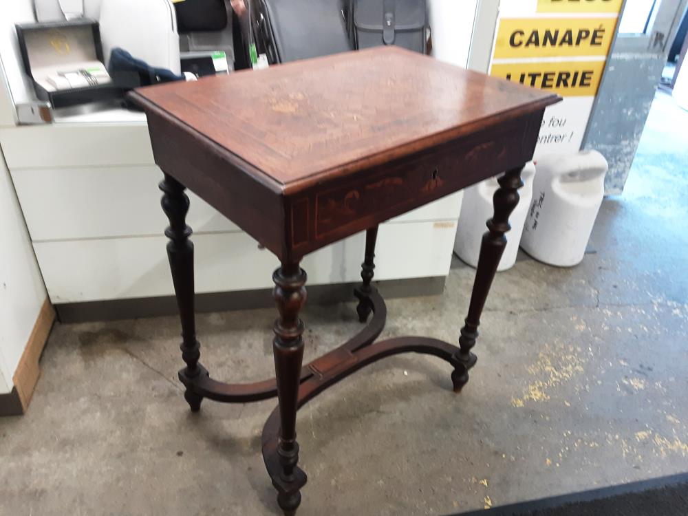 TRAVAILLEUSE  MARQUETÉE  SANS CLE