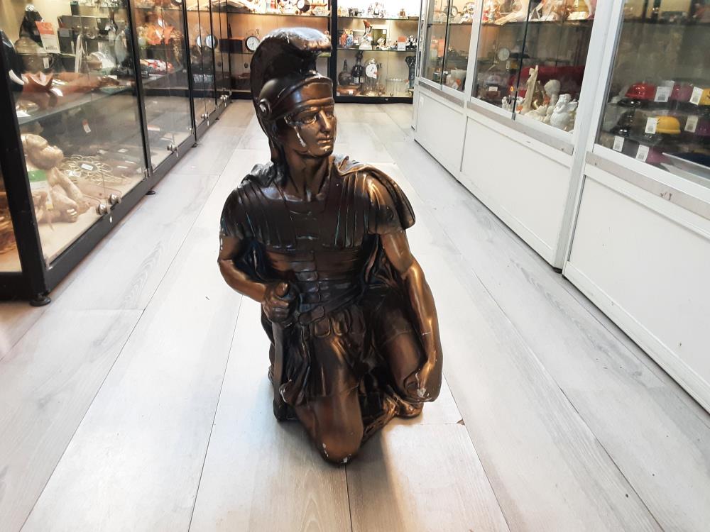 STATUETTE ROMAIN GM DOREE PLATRE 55CM DE HAUT