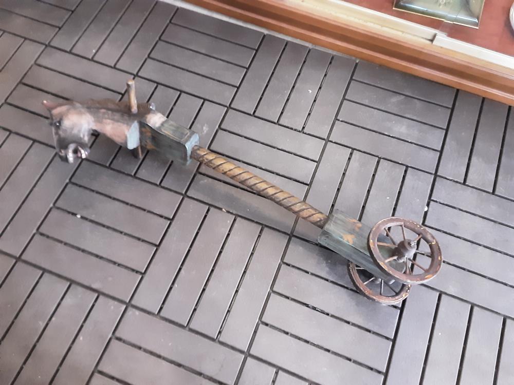 TETE DE CHEVAL EN BOIS SUR ROULETTES