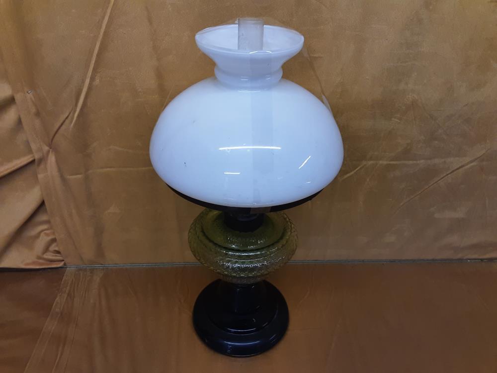 LAMPE A PETROLE AVEC GLOBE BLANC