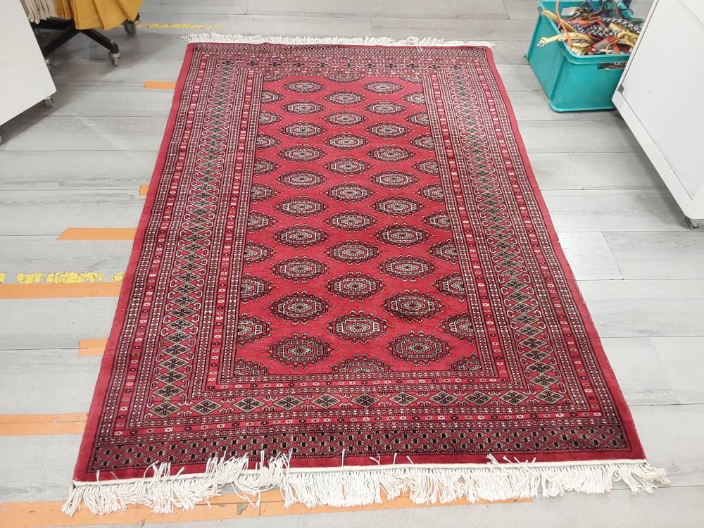 TAPIS ROUGE LAINE ET SOIE