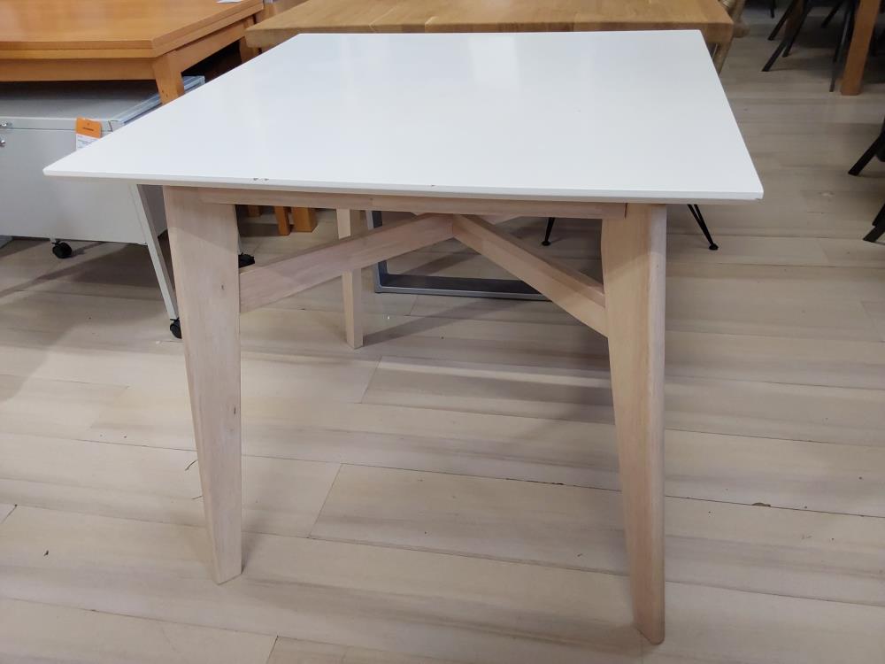 TABLE CARRÉE DESSUS BLANC PIEDS BOIS
