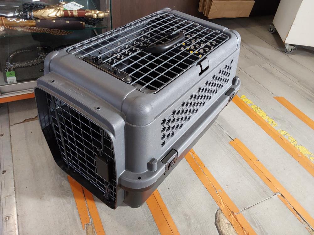 CAISSE DE TRANSPORT GRISE ET NOIRE POUR CHAT