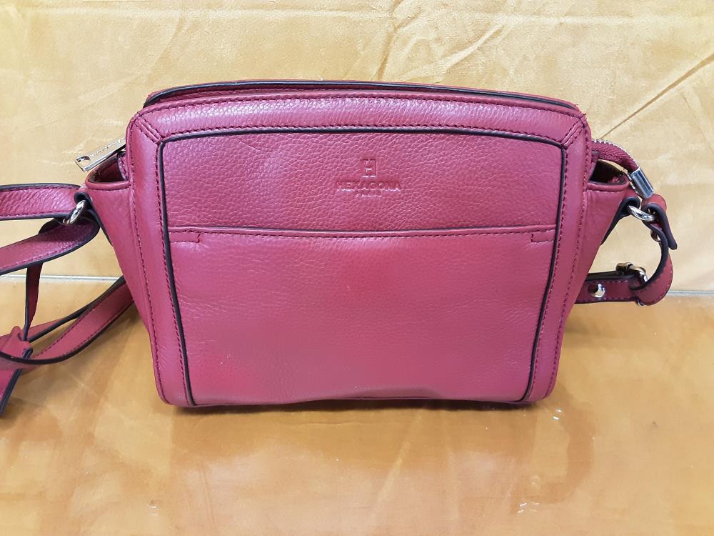 SAC A MAIN AVEC BANDOULIÈRE EN CUIR ROUGE HEXAGONA