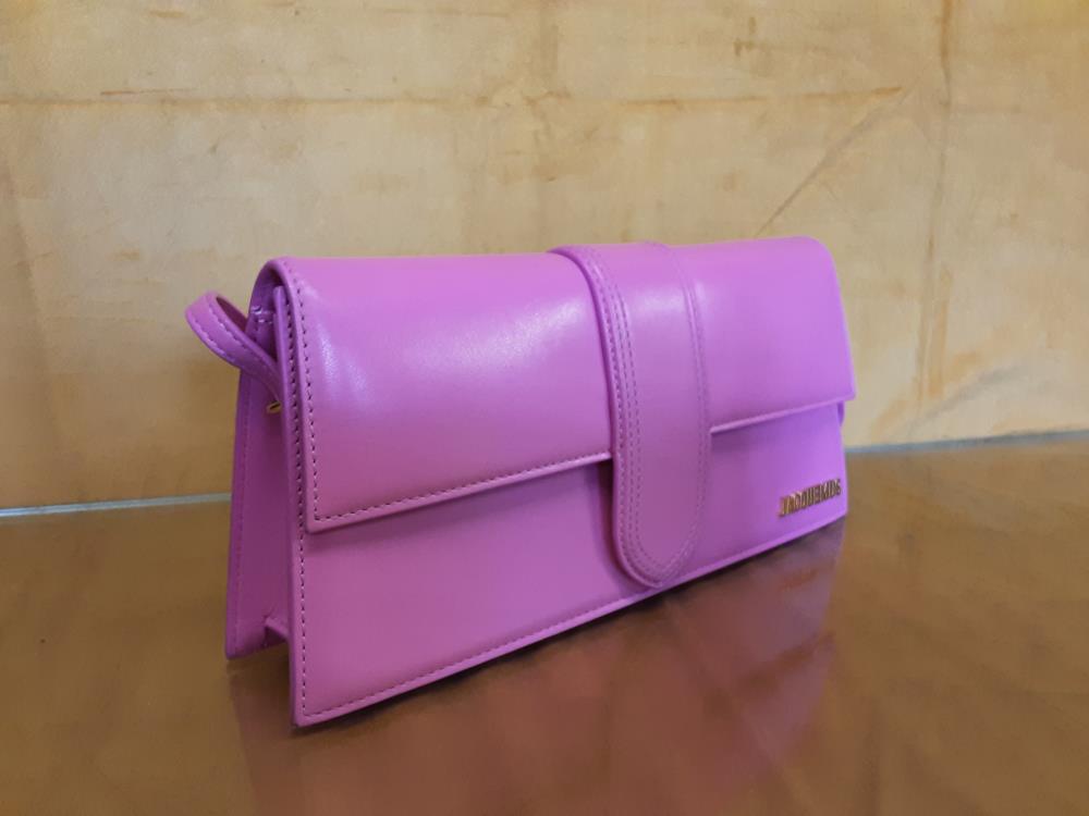 SAC A MAIN ROSE MARQUE JACQUEMUS AVEC BANDOULIERE