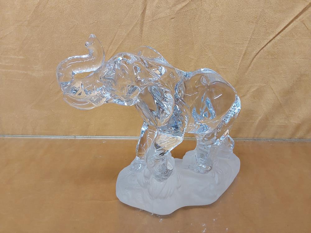 ELEPHANT EN CRISTAL SIGNE MACHTMANN