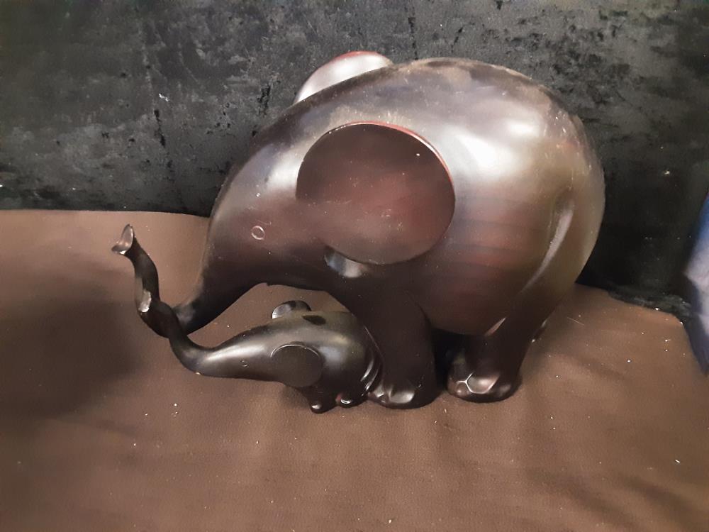 ELEPHANT ET SON PETIT EN RESINE