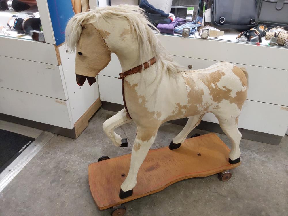 CHEVAL A BASCULE ANCIEN SUR ROULETTES A RESTAURER