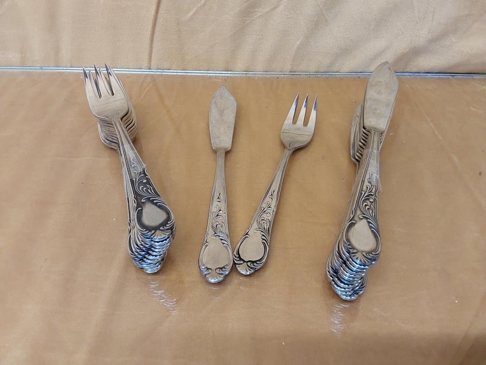 LOT DE 12 FOURCHETTES + 12 COUTEAUX M.A A POISSONS