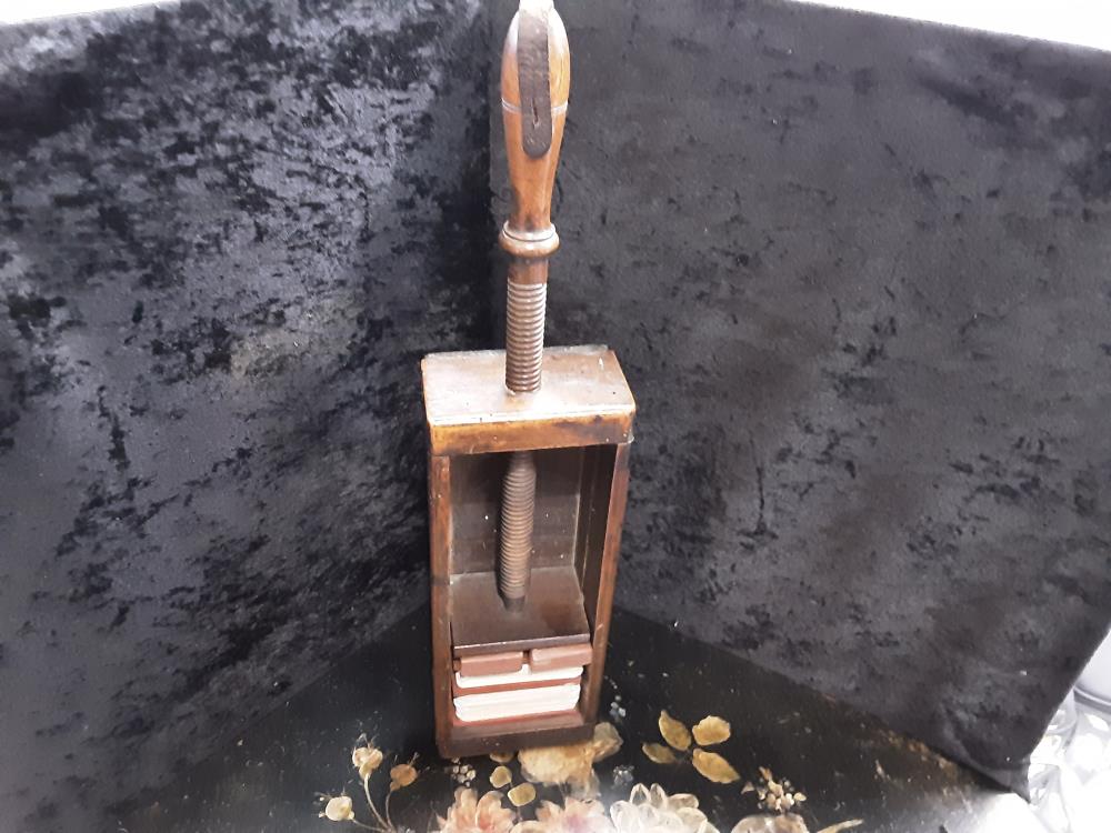 PRESSE EN BOIS HAUT. 50CM ENVIRONS