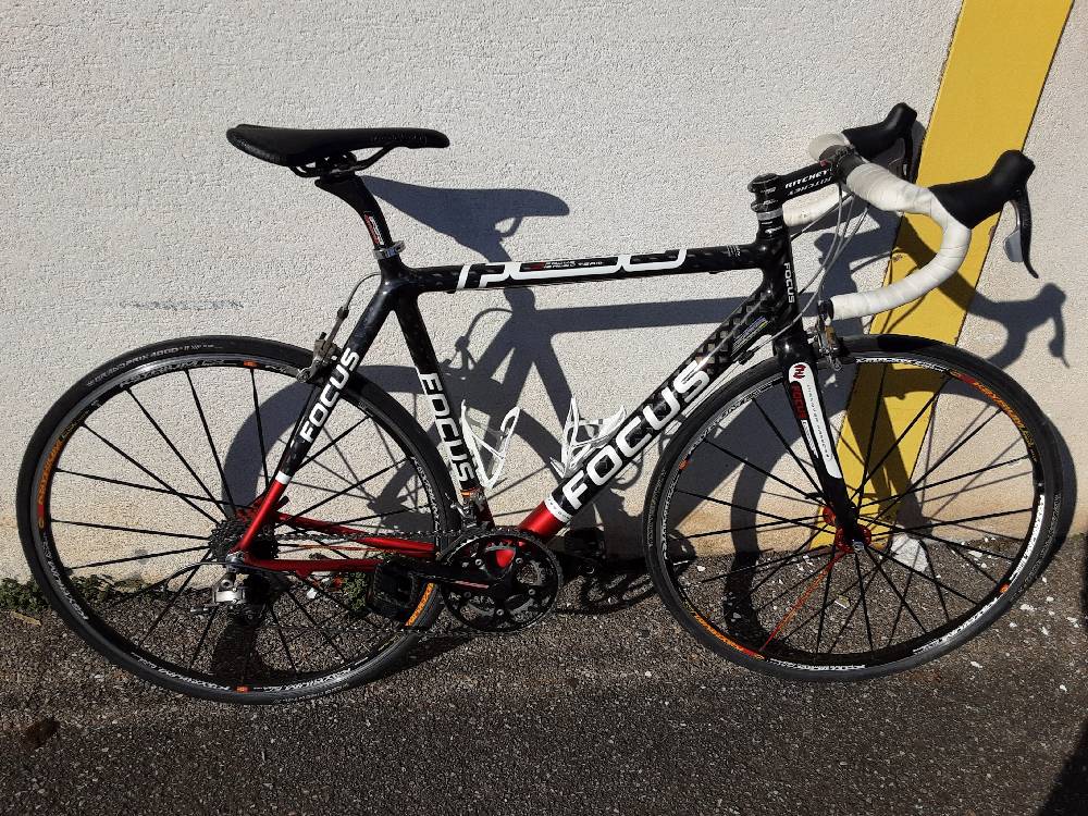 VELO DE COURSE NOIR ET BLANC FOCUS TAILLE L CADRE CARBONE