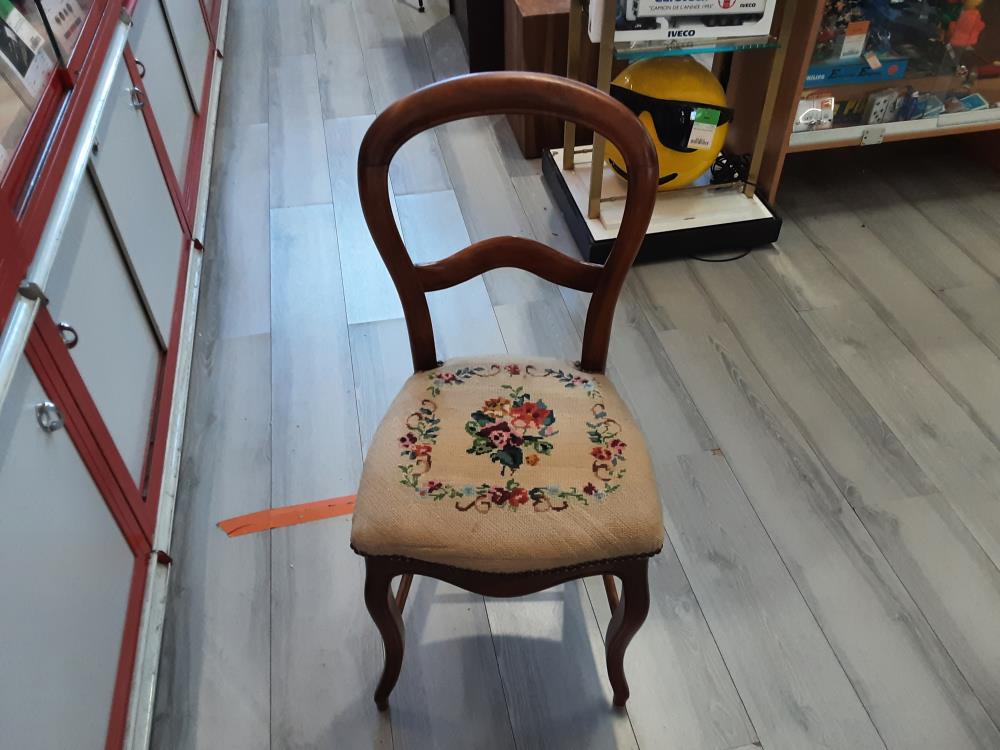 CHAISE ANCIENNE STYLE LOUIS PHILIPPE EN BOIS ASSISE DECOR FLEURS 