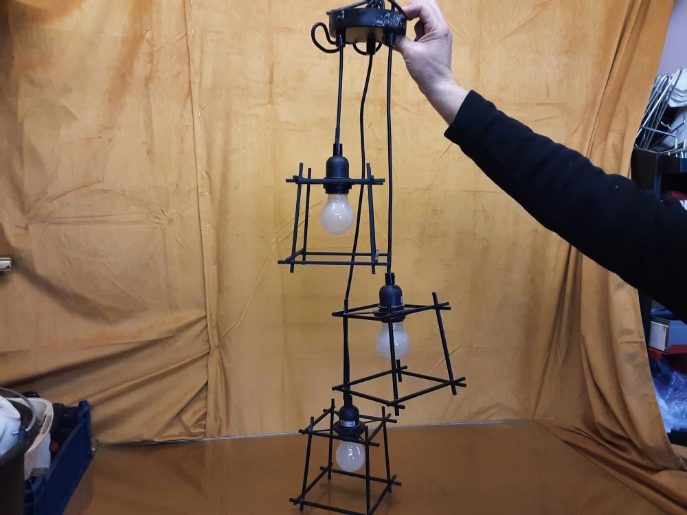 LUSTRE 3 CUBES EN MÉTAL NOIR 